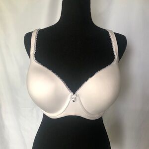 VICTORIA’S SECRET cream colored Body by Victoria softly padded bra. Size 36 DDD.